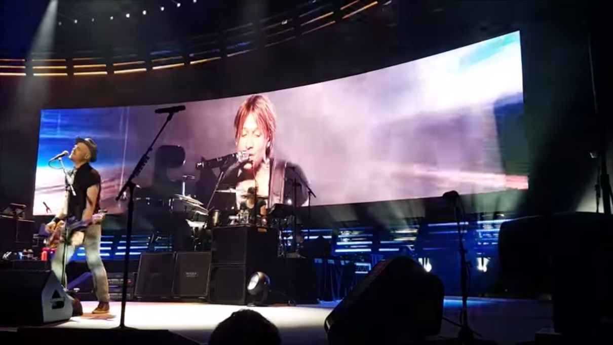 Keith Urban Curved LED Screen Video Wall